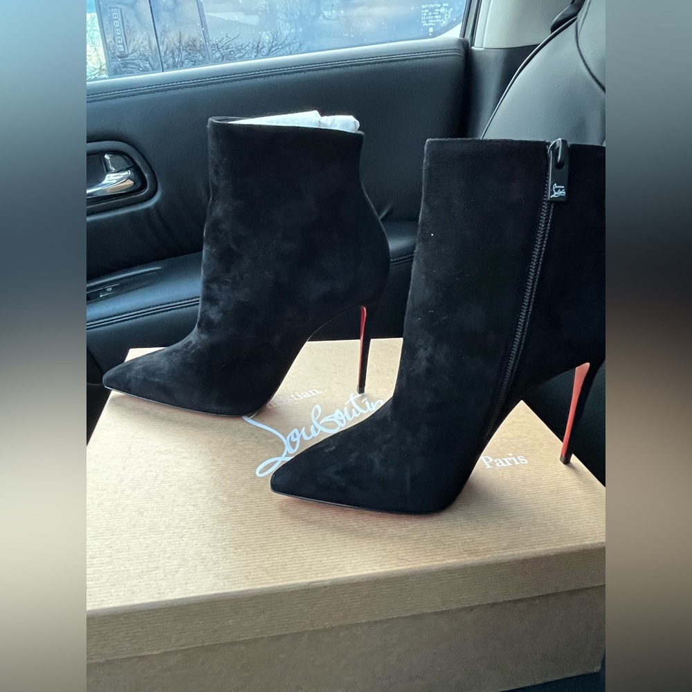 BRAND NEW - never worn in perfect condition.